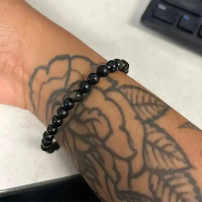 Armband mit matten und glänzenden Perlen in Schwarz