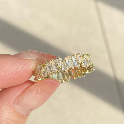 Luxuriöser Eternity-Ring mit Kristallbesatz